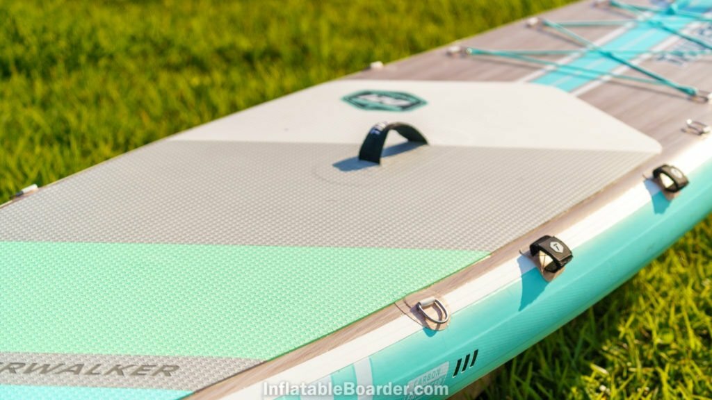 Overview of the d-rings, paddle strap, and handle at the middle of the board..